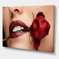 עיצוב 'ילדה עם שפתון אדום מחזיק ורד בפה' הדפס אמנות קיר בד מודרני